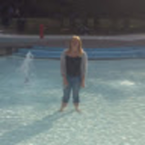 Meet your Posher, Alyssa - Picture 1 of 1